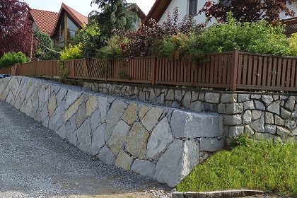 Beispiel Wurfsteinmauer bei einer Hauseinfahrt
