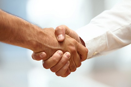 Zwei Männer geben sich die Hand