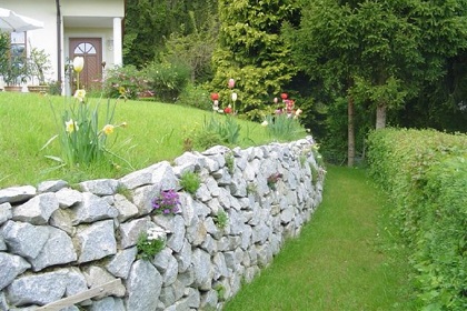 Beispiel Wurfsteinmauer in einem Garten
